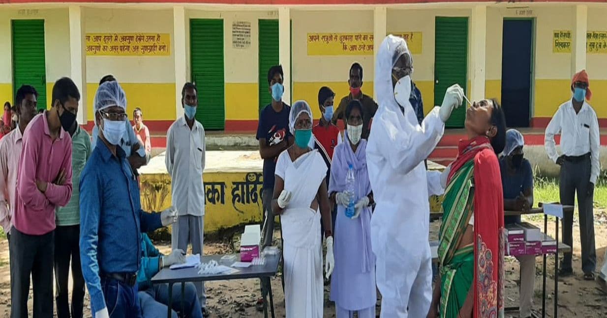 गुमला जिले में उज्ज्वला योजना की देखिए हकीकत, कोने में रखा है सिलिंडर, महिलाएं लकड़ी के चूल्हे पर बना रही खाना