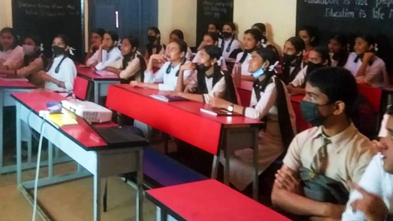 UP में श्रमिकों के बच्चों की पढ़ाई का खर्च उठाएगी योगी सरकार, 6 महीने में योजना लागू करने का खाका तैयार