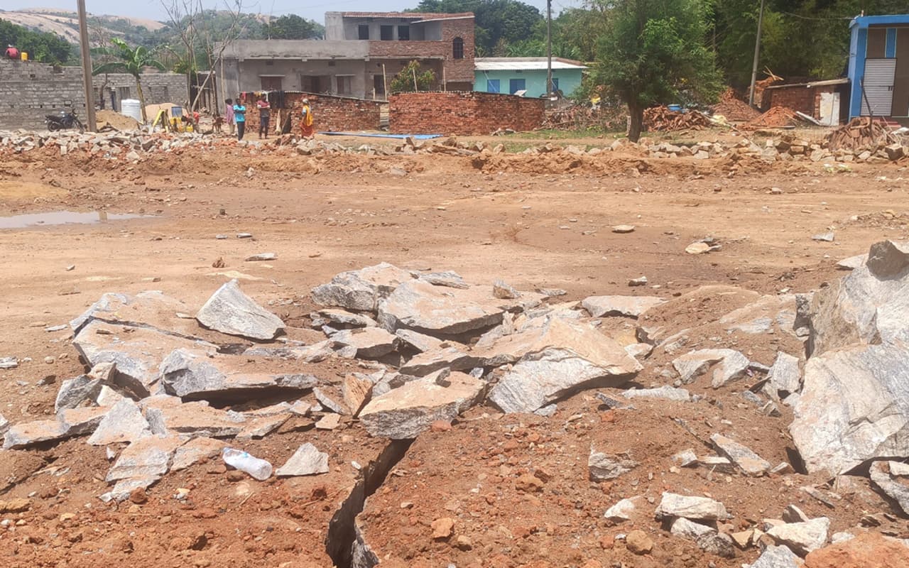 झारखंड : गुमला के पतराटोली गांव में फोरलेन सड़क बनाने के लिए हुआ ब्लास्ट, दर्जनों घर क्षतिग्रस्त