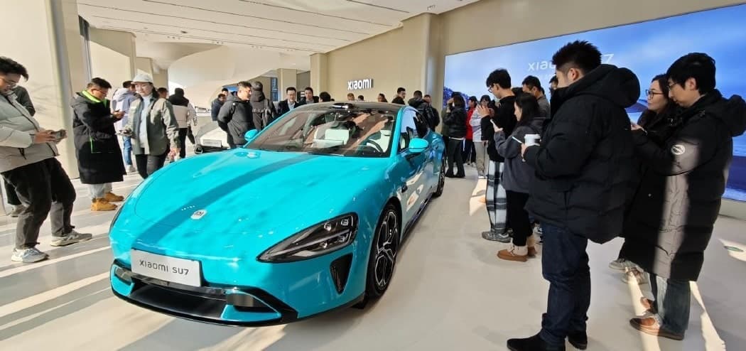 Xiaomi SU7 Electric Car स्टोर्स पर आने लगी नजर, 800Km की रेंज वाली इस कार की बिक्री जल्द होगी शुरू!