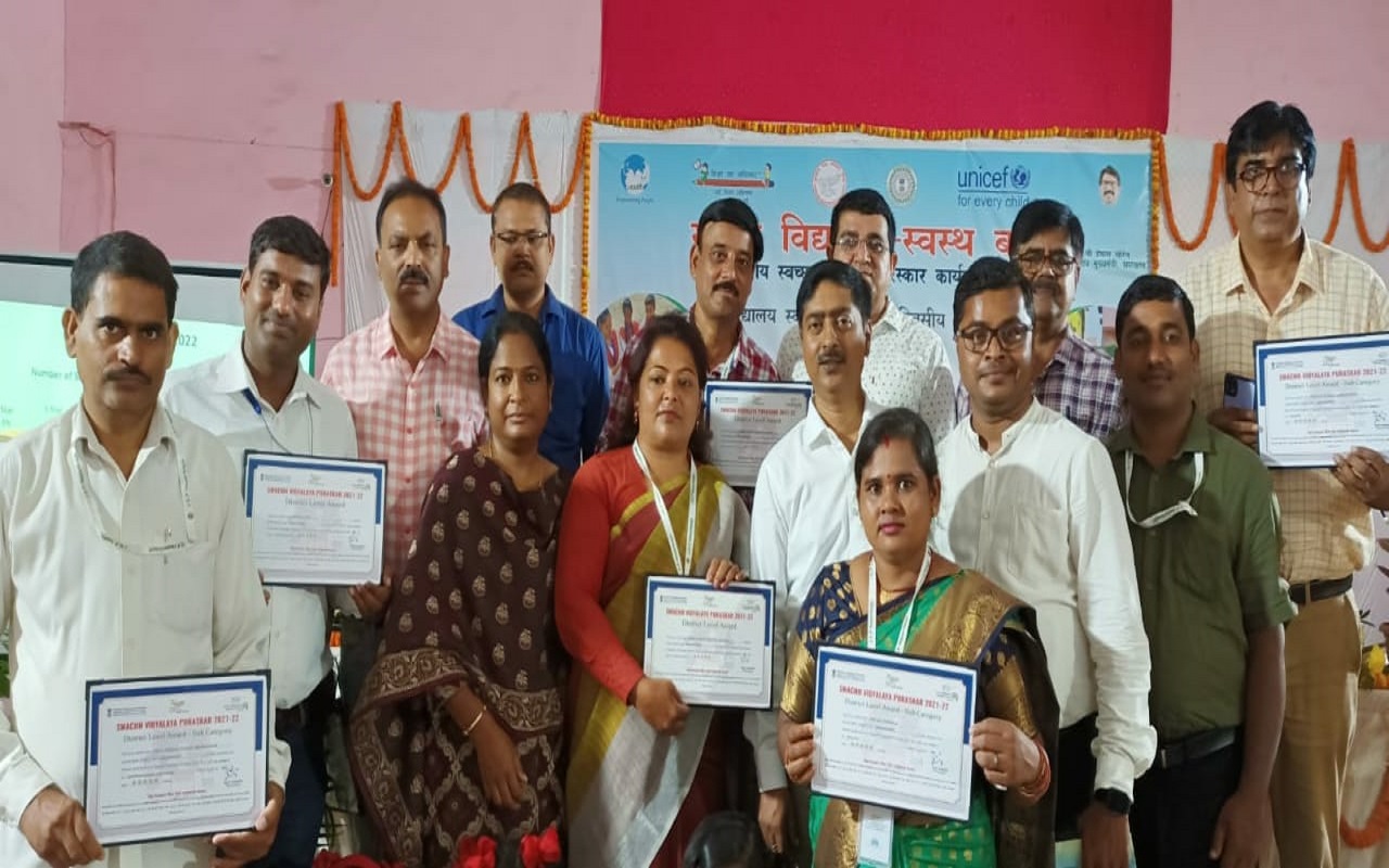 Jharkhand News : झारखंड के हजारीबाग के 38 स्कूलों को स्वच्छ विद्यालय पुरस्कार, शिक्षकों को मिला सम्मान