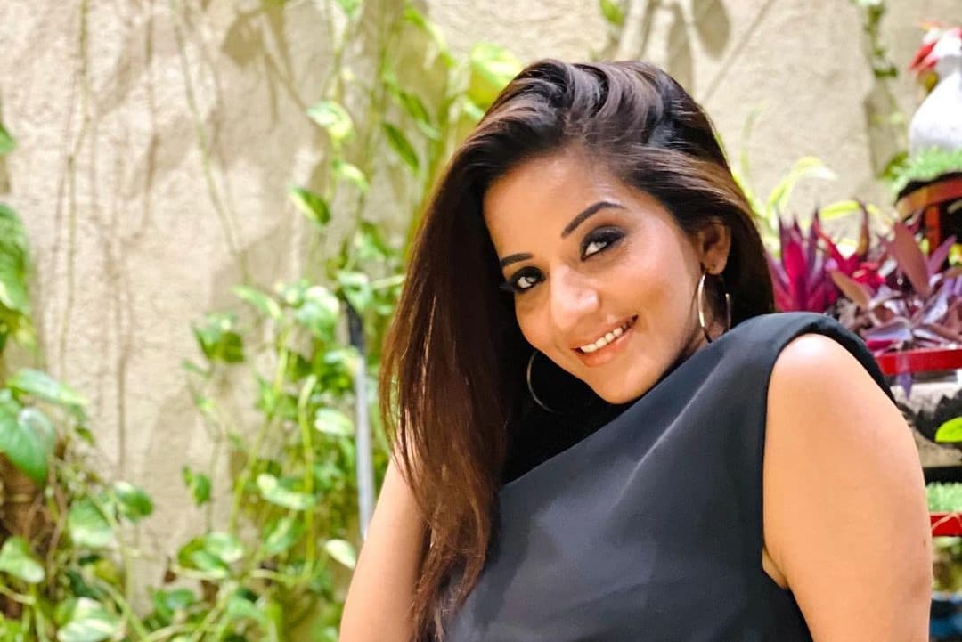 साड़ी के बाद अब ब्लैक ड्रेस में ब्यूटी क्वीन मोनालिसा का हॉट अंदाज, क्रेजी फैंस बोले- सब तेरी नज़र का कसूर है…