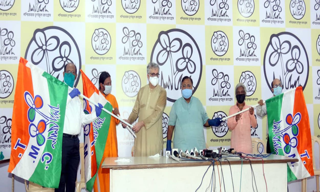 बंगाल विधानसभा चुनाव 2021 : अपनी ताकत बढ़ाने में जुटी तृणमूल-भाजपा बंगाल विधानसभा चुनाव 2021 : अपनी ताकत बढ़ाने में जुटी तृणमूल-भाजपा