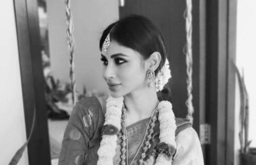 ग्लैमरस अदाएं छोड़ मौनी रॉय ने अपनाया देसी लुक, तसवीरों से नहीं हट रही नजर