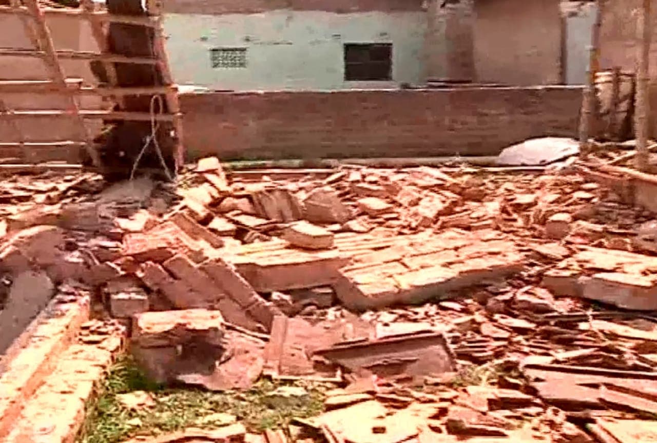उत्तर 24 परगना के टीटागढ़ में बम विस्फोट में क्लब ध्वस्त, एक की मौत, कई बम बरामद