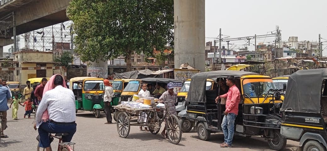 गोरखपुर में धड़ल्ले से चल रहा अवैध वाहन स्टैंड, परिवहन माफियाओं के आगे ‘बेबस’ अफसर?