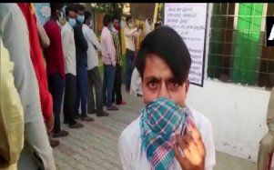 UP Panchayat Chunav : बाराबंकी में पीठासीन अधिकारी बीमार, नहीं शुरू हो पाया मतदान, कोरोना संक्रमण से बचने के लिए ऐसे वोट डालने पहुंच रहे हैं वोटर