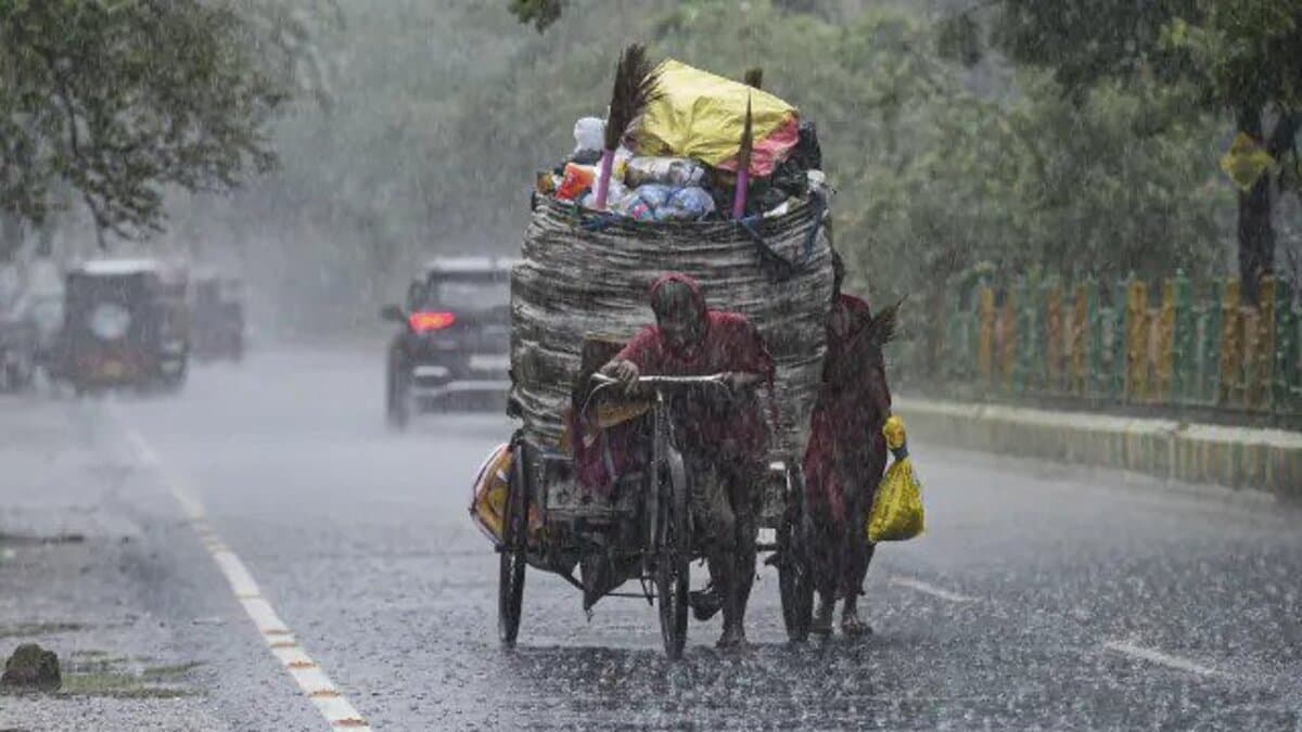 UP Weather Update: चिपचिपी गर्मी से नहीं मिल रही राहत, छह जिलों में मानसून ट्रफ के कारण भारी बारिश के आसार