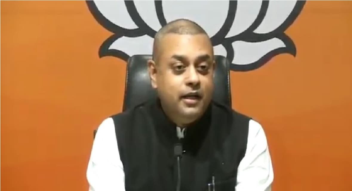 बीमारी का बहाना बनाकर देश से भागे नवाज शरीफ, सियार बनकर फौज पर कर रहे हैं हमला : इमरान खान