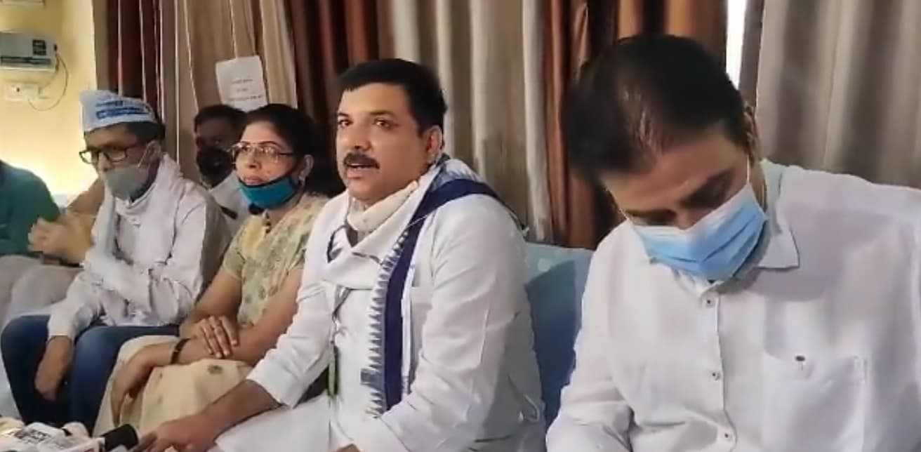 लखनऊ के “आप” कार्यालय पर ताला, संजय सिंह ने योगी आदित्यनाथ को दी चुनौती कहा, लखनऊ में हूं गिरफ़्तार करो
