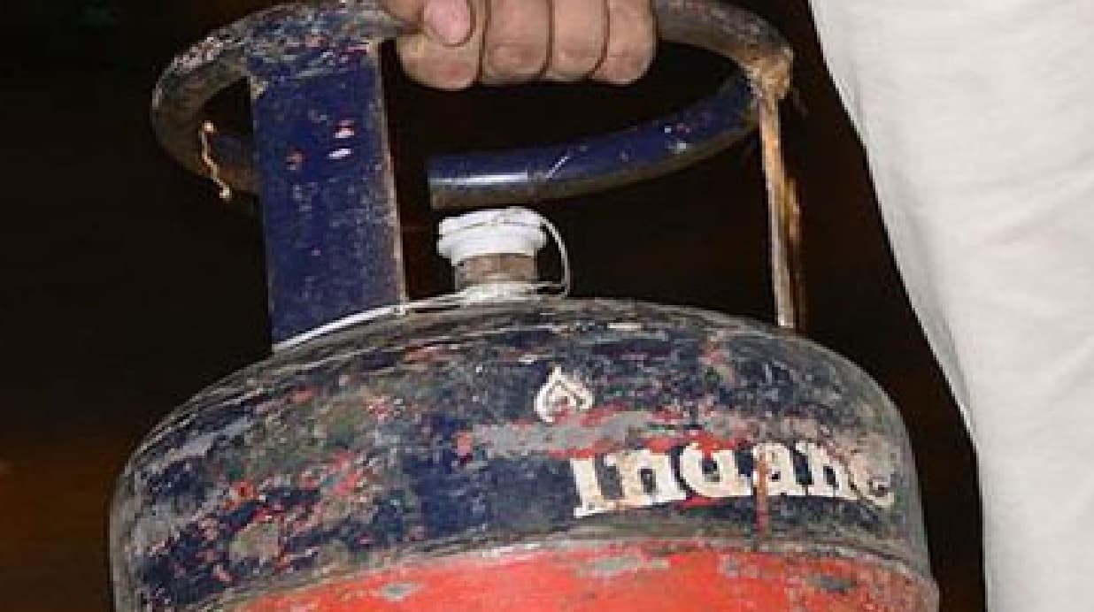 LPG Cylinder Price Hike: 102.50 रुपये महंगा हुआ एलपीजी सिलेंडर, कांग्रेस ने सरकार पर साधा निशाना