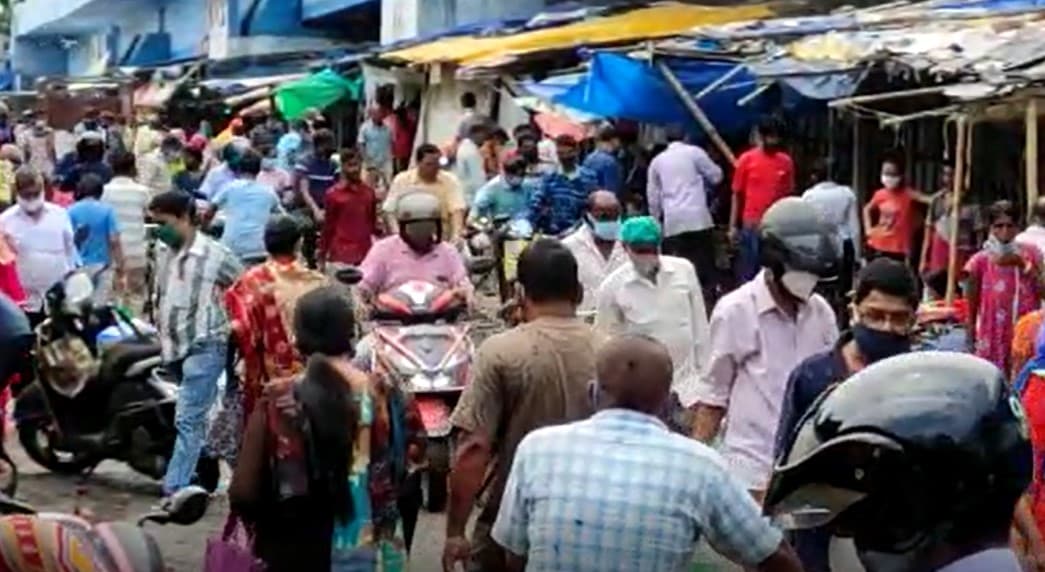 ना गाइडलाइंस, ना सोशल डिस्टेंसिंग, 24 घंटे में 11,514 नए केस, लॉकडाउन के बावजूद बाजारों में सारे नियमों ने तोड़ा दम ना गाइडलाइंस, ना सोशल डिस्टेंसिंग, 24 घंटे में 11,514 नए केस, लॉकडाउन के बावजूद बाजारों में सारे नियमों ने तोड़ा दम
