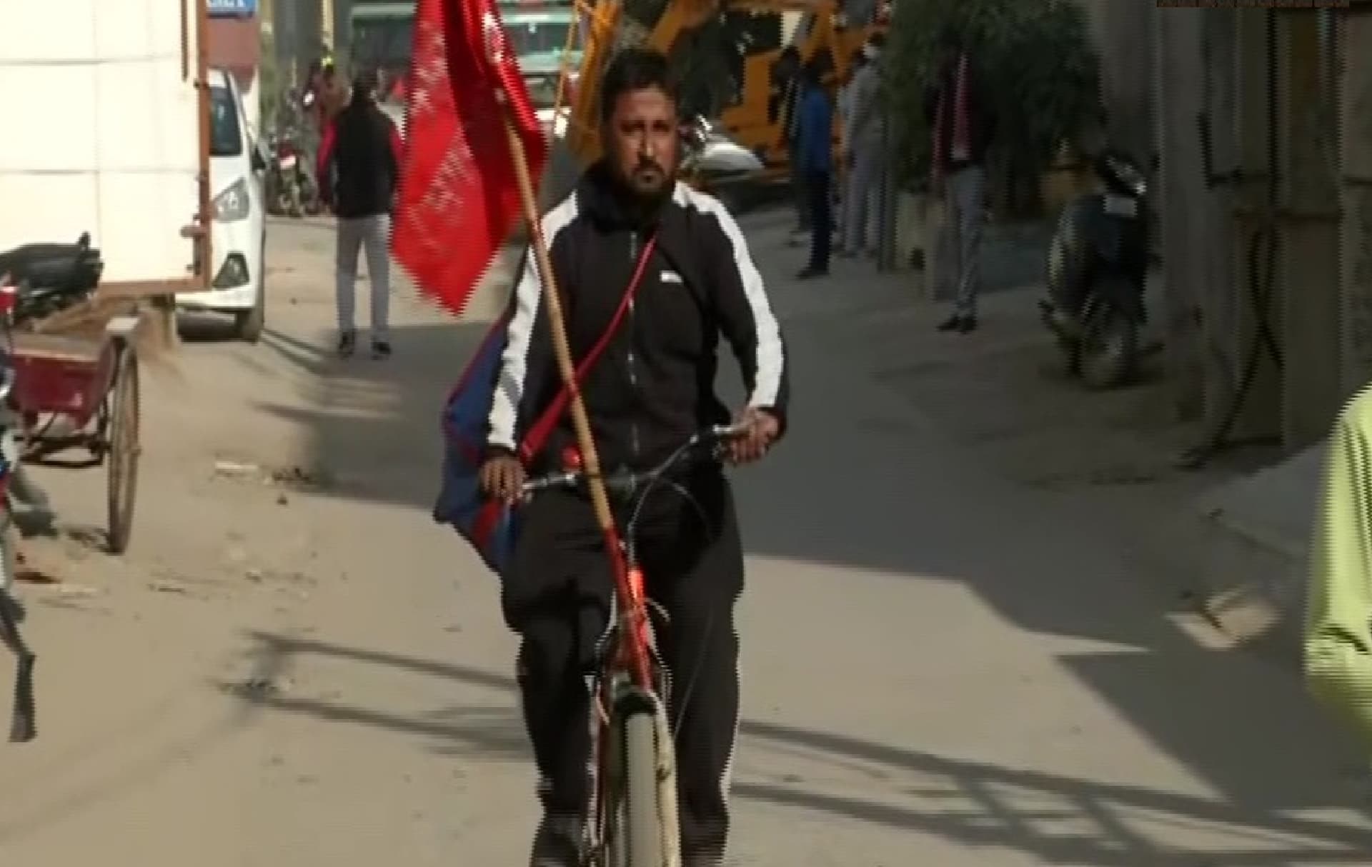 Kisan Andolan Latest news : 225 किमी साइकिल चलाकर किसानों के आंदोलन में शामिल हुआ सरकारी शिक्षक