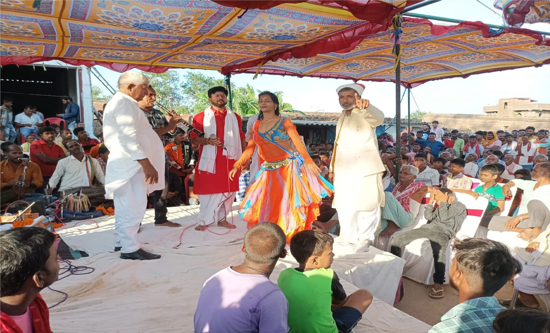 स्वतंत्रता दिवस पर RJD नेता की मौजूदगी में बार बालाओं ने लगाए अश्लील ठुमके, लोगों ने जमकर उड़ाए कैश