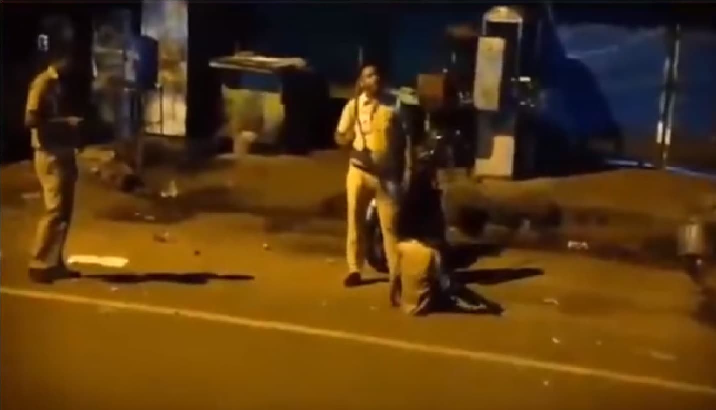 युवक को पीटता रहा दिल्ली पुलिस का कॉस्टेबल, दूसरा देखता रहा अब थाना प्रभारी को जारी हुआ नोटिस