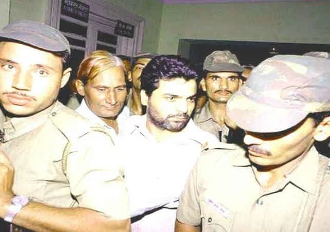 Bihar: औरंगाबाद में हाईटेंशन तार की चपेट में आया कार्टन लदा कंटेनर, धू-धू कर लगी आग, बाल-बाल बचा चालक