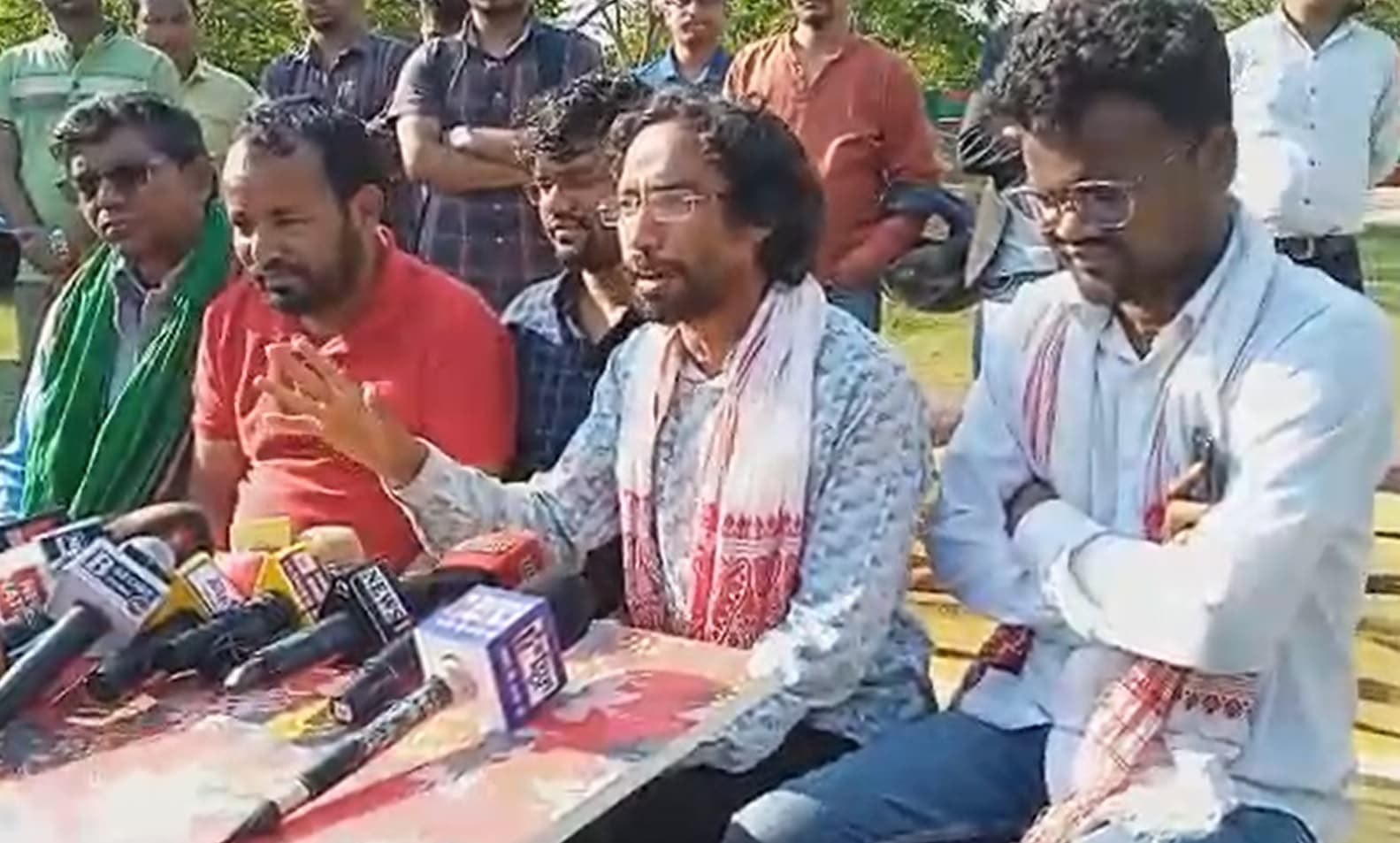 सीएम ने कांधा देकर शहीदों को दी अंतिम विदाई