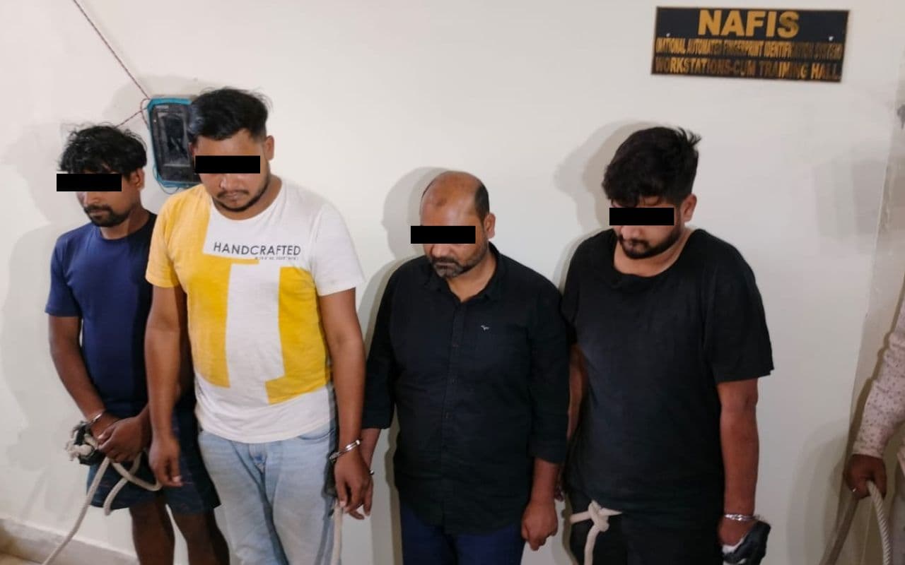 देशभर के लोगों को चूना लगाने वाले झारखंड के 4 ठग गिरफ्तार, लिंक भेज देते थे लालच