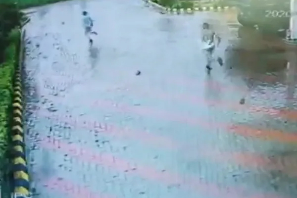 VIDEO : हथकड़ी खोल पेट्रोल पंप से भागा आरोपी, पीछे दौड़ती रह गई पुलिस