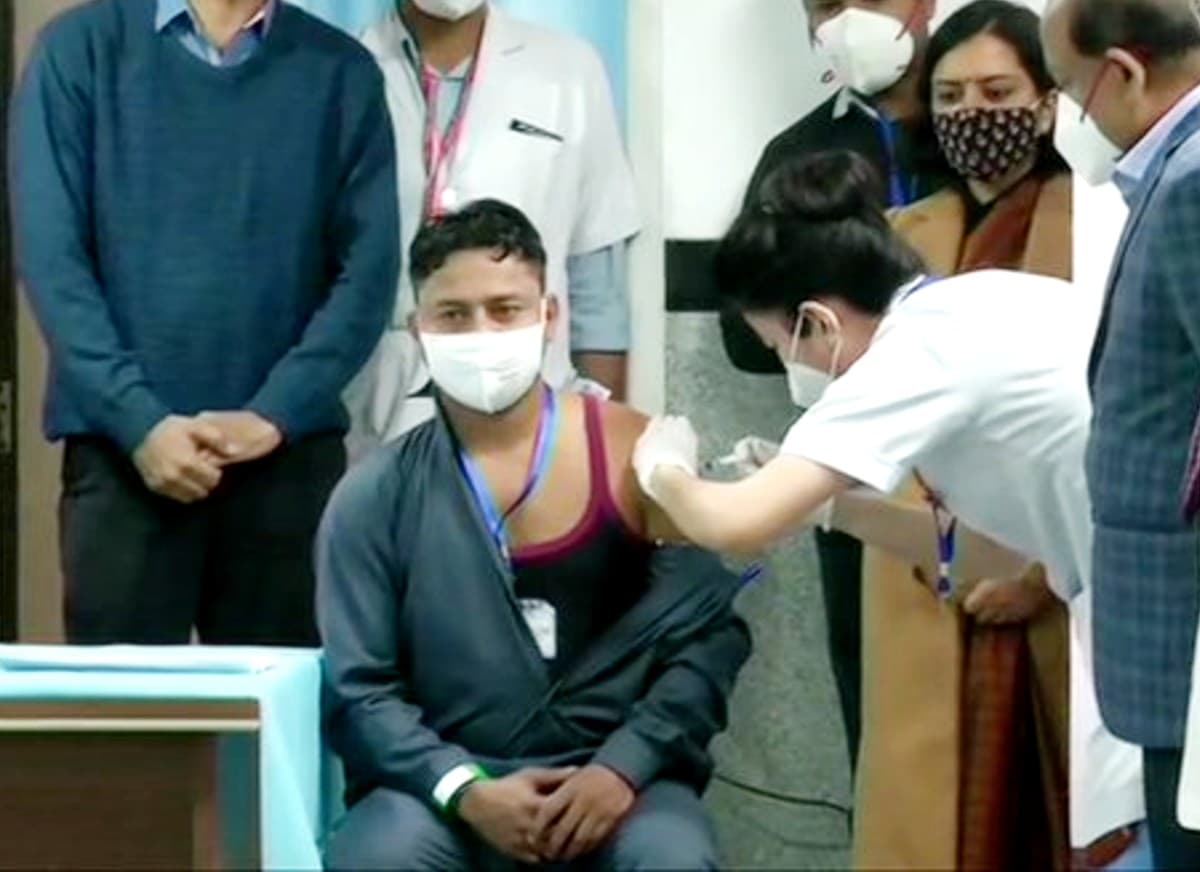 Corona vaccine: देश भर में कोरोना का टीकाकरण शुरू, जानें किस शख्स को लगा पहला वैक्सीन