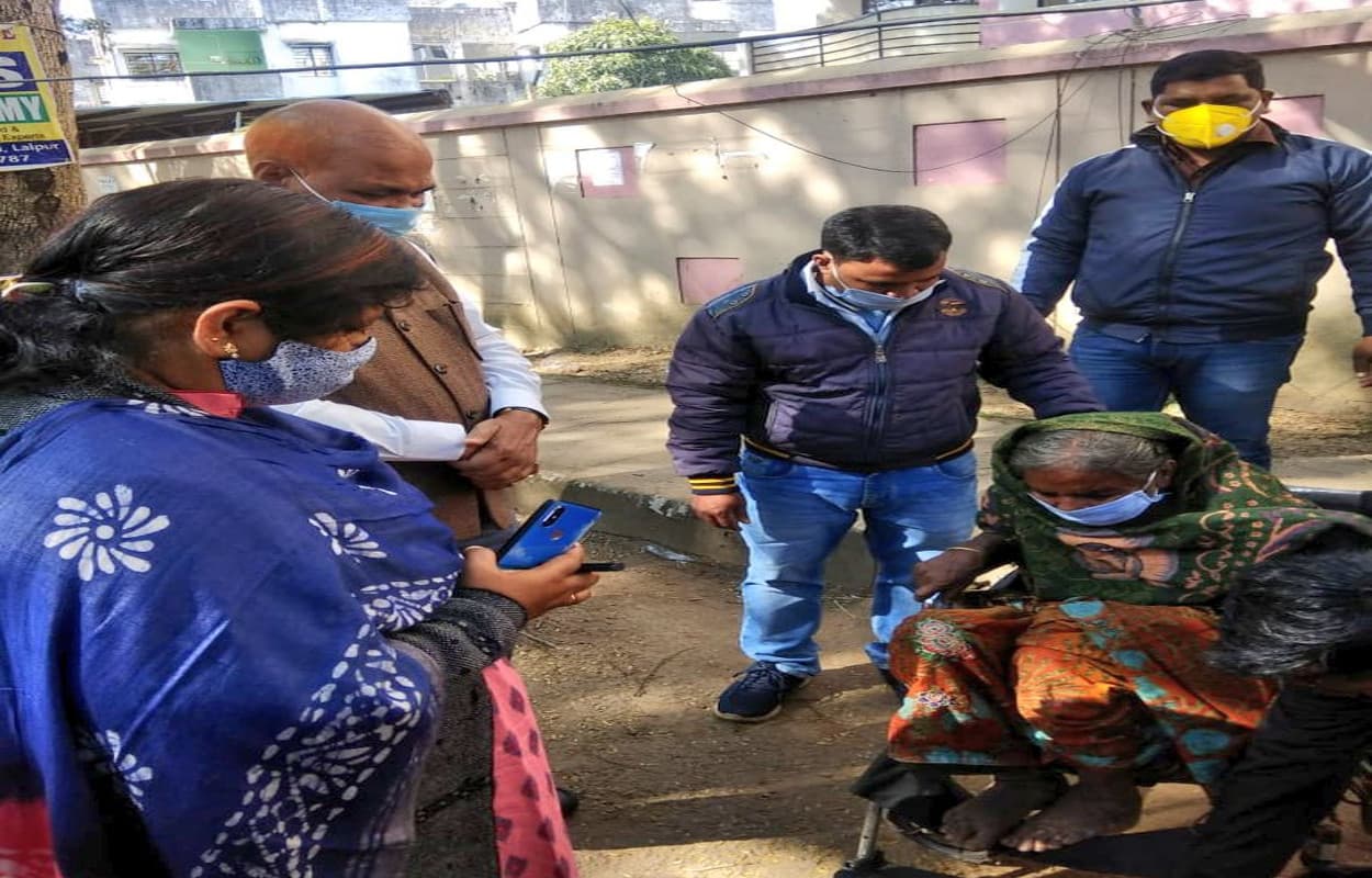 बेटे ने दिव्यांग मां को भीख मांगने के लिए सड़क पर छोड़ा तो सीएम हेमंत ने लिया संज्ञान, वृद्धा आश्रम में पनाह के साथ व्हील चेयर भी कराया उपलब्ध बेटे ने दिव्यांग मां को भीख मांगने के लिए सड़क पर छोड़ा तो सीएम हेमंत ने लिया संज्ञान, वृद्धा आश्रम में पनाह के साथ व्हील चेयर भी कराया उपलब्ध