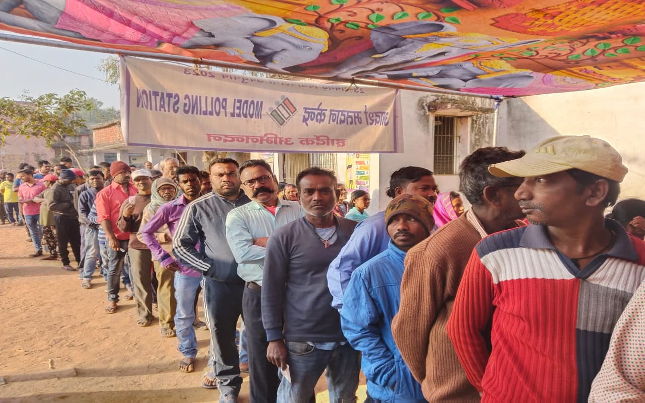 PHOTOS: रामगढ़ उपचुनाव को लेकर मतदान केंद्रों पर वोटर्स की लगने लगी लाइन, महिलाओं के लिए पिंक बूथ उपलब्ध