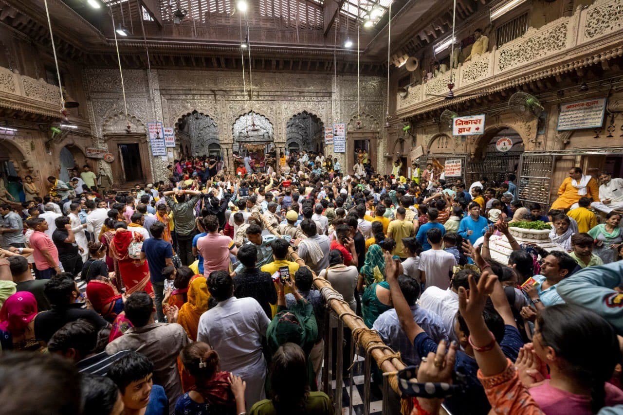 Banke Bihari Temple: हादसे के बाद भी नहीं सुधरे हालात, फिर से बिगड़ी व्यवस्था, महिला श्रद्धालु घायल
