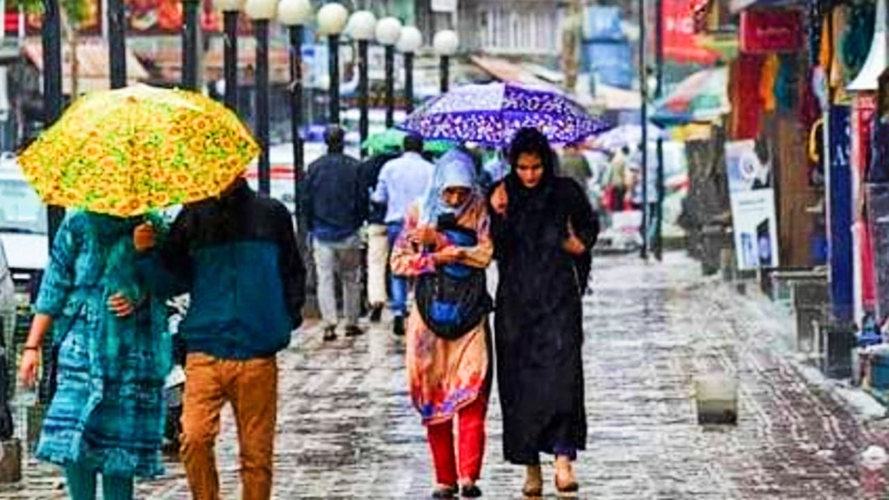Weather: बर्फबारी के कारण श्रीनगर जाने वाली सभी उड़ानें रद्द, UP, झारखंड समेत इन इलाकों में होगी बारिश