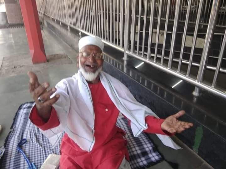 चारबाग स्टेशन के 80 वर्षीय कुली मुजीबुल्लाह कोरोना संकट में बने हैं इंसानियत की मिसाल