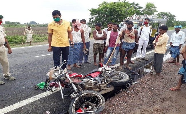 सड़क हादसे में बाइक सवार दो युवक की मौत, तीन जख्मी