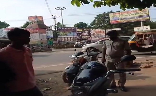 VIDEO: भागलपुर में DTO के ड्राइवर ने ट्रैफिक पुलिस को दी साहेब की धौंस, माफी मांगकर फिर छुड़ानी पड़ी गाड़‍ी