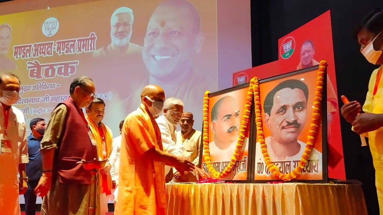 Gorakhpur में CM योगी ने विपक्ष पर साधा निशाना, कहा- 2017 के पहले देश और दुनिया में UP के पहचान का संकट था