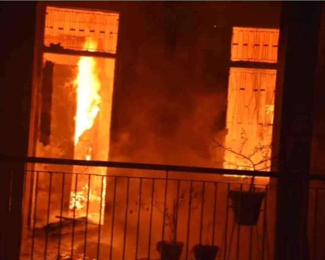 Bareilly News: क्रॉकरी कारोबारी के घर में लगी आग, पड़ोसियों ने दरवाजा तोड़कर मां-बेटे की बचायी जान