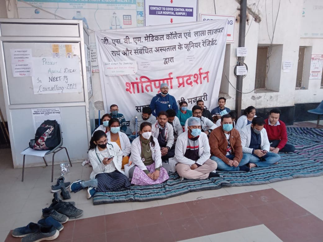 Kanpur News: नीट-पीजी की काउंसलिंग को लेकर हड़ताल पर जूनियर डॉक्टर, मरीजों का भी कर रहे इलाज