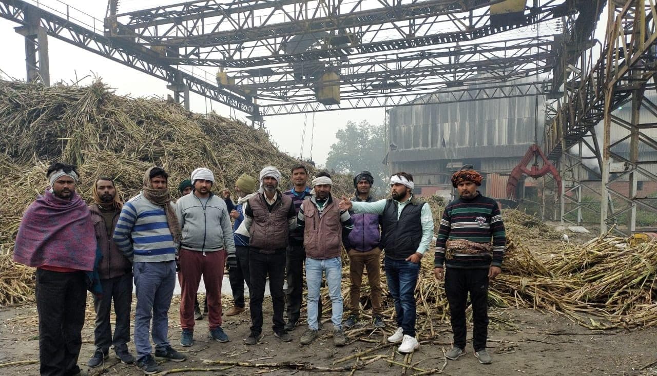 इधर सीएम योगी सरकार का बखान कर रहे थे, उधर दो किमी दूर परेशान था गन्ना किसान