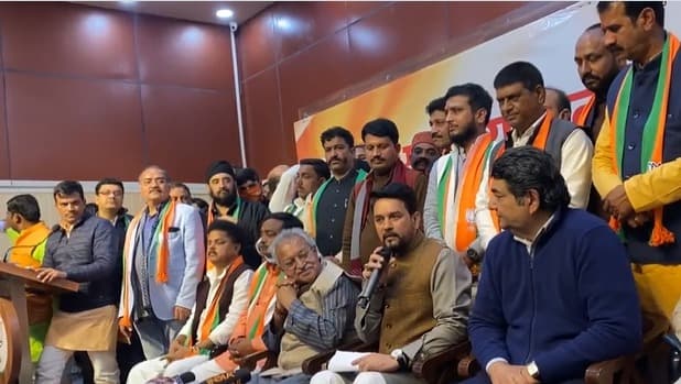 UP Election 2022: साइकिल रखो नुमाइश में, कमल ही खिलेगा बाइस में, अनुराग ठाकुर ने कुछ यूं सपा पर बोला हमला