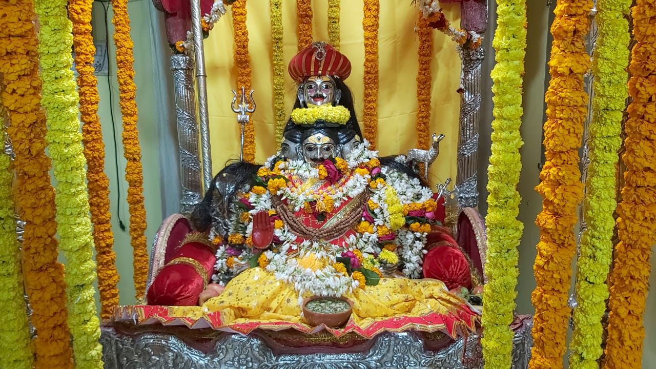 बाबा विश्वनाथ का तिलकोत्सव कार्यक्रम महंत आवास पर आयोजित, भोलेनाथ ने भक्तों को दामाद के रूप में दिए दर्शन