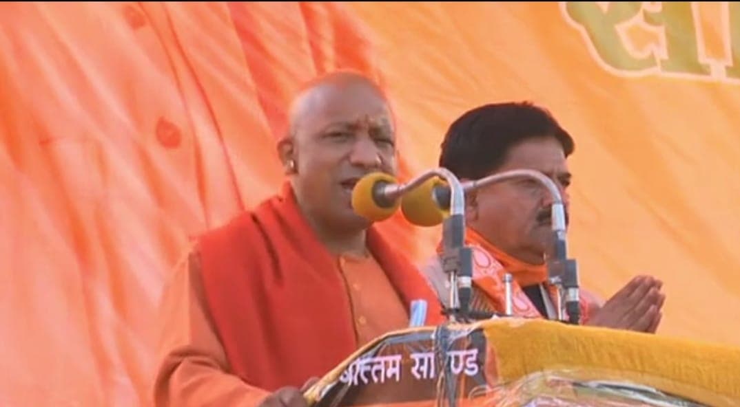 अलीगढ़ में सपा पर गरजे योगी आदित्यनाथ, कहा- बुलडोजर चलता है, तो नोट के पहाड़ निकलते हैं