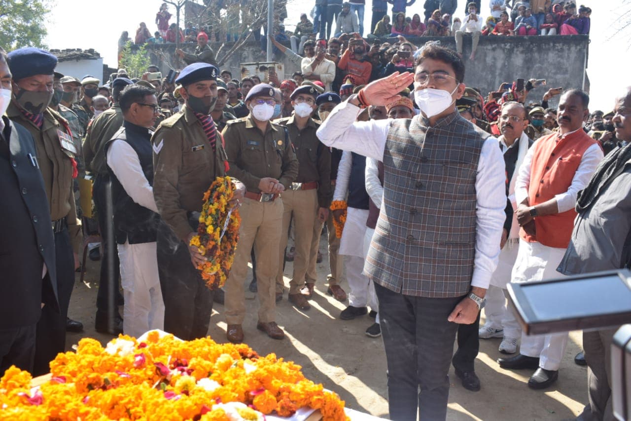 शहीद मनीष पांडेय पंचतत्व में हुए विलीन, हजारों की संख्या में श्रद्धांजलि देने पहुंचे लोग