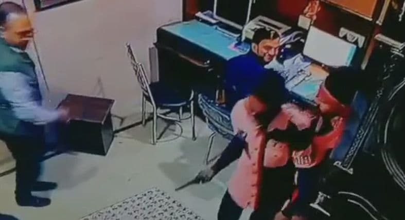 Prayagraj News: कैबिनेट मंत्री ‘नंदी’ के करीबी के कार्यालय में बदमाशों ने की लूट, कर्मचारी को मारी गोली