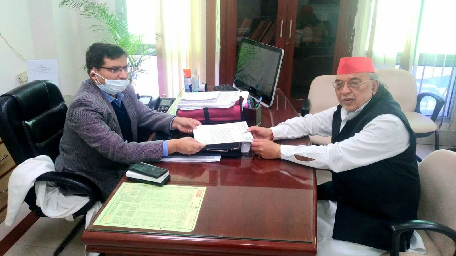 रिटर्निंग ऑफिसर की गाड़ी से हथौड़ा-पेचकस बरामद, रविदास मेहरोत्रा ने की निलंबित करने की मांग