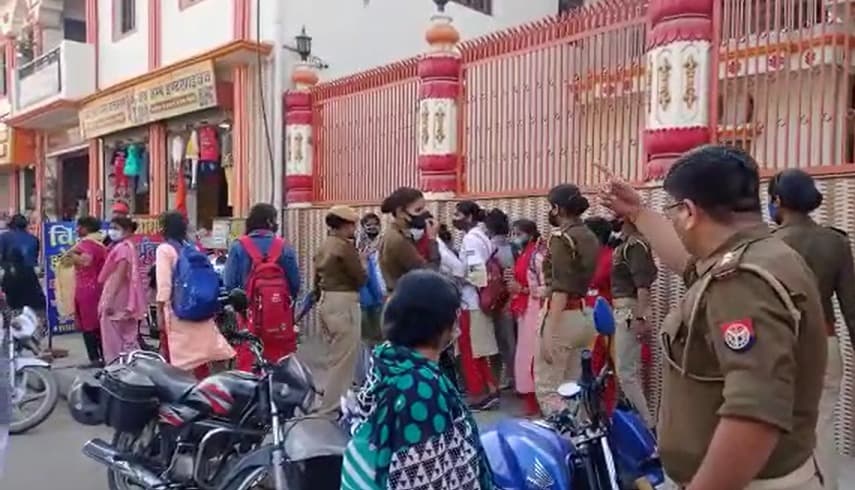 Gorakhpur: गोरखनाथ मंदिर गेट पर छात्रों के प्रदर्शन के बाद जागा प्रशासन, राज नर्सिंग होम को किया सील