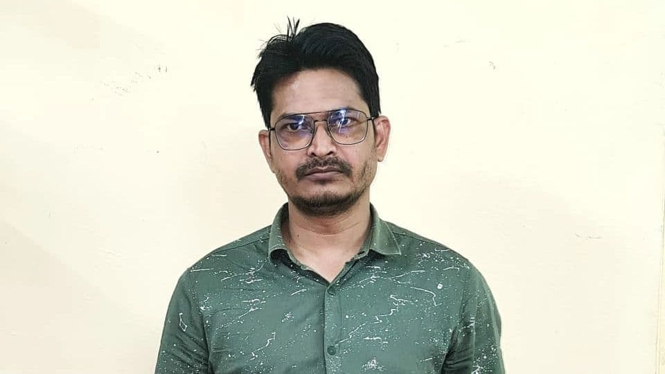 Varanasi News: NEET UG परीक्षा में धांली मामले में वांछित 50 हजार का इनामी गिरफ्तार, कई मार्कशीट बरामद