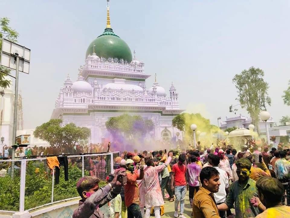 हिन्दू-मुस्लिम एकता की मिसाल है देवा शरीफ की अनोखी होली, देश के कोने-कोने से आते हैं लोग