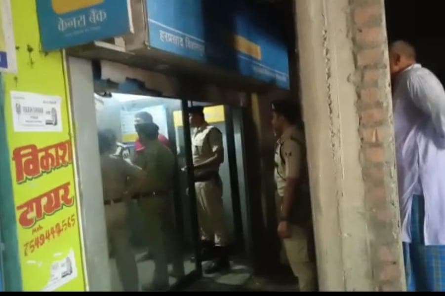 छपरा में अपराधियों ने गैस कटर से काटी सेंट्रल बैंक की एटीएम, 8.75 लाख की चोरी