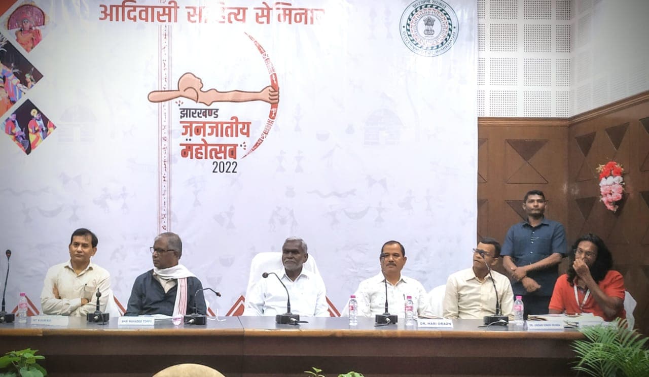 World Indigenous Day 2022: निःस्वार्थ भाव से समाज का मार्गदर्शन करते हैं साहित्यकार व लेखक