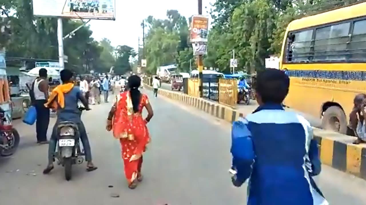 Bride ran on road: अपने जीवन साथी को पकड़ने के लिए सड़क पर दौड़ी दुल्हन, जानें फिर क्या हुआ…