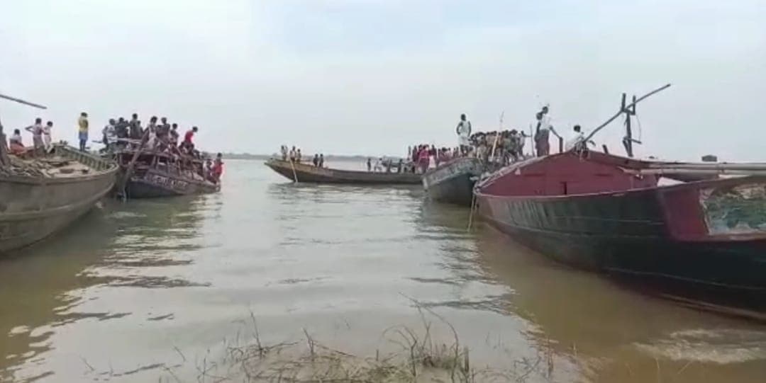 बगहा में टला बड़ा हादसा, बीच गंडक नदी में फंसी ओवरलोडेड नाव, पिकनिक से लौट रहे थे सैकड़ों लोग