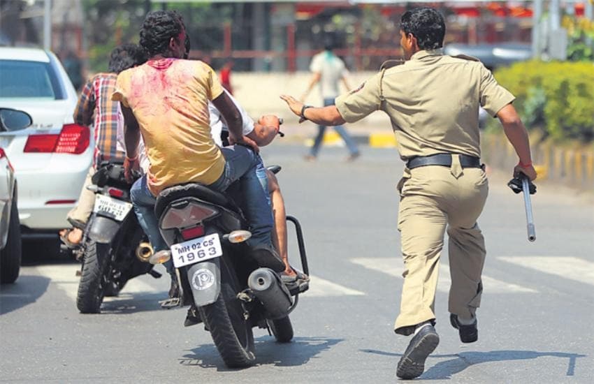 मोटर साइकिल चला रहे कम उम्र के दो लड़के से  वसूला गया 25 हजार रुपये का जुर्माना, जानें क्या है पूरा मामला