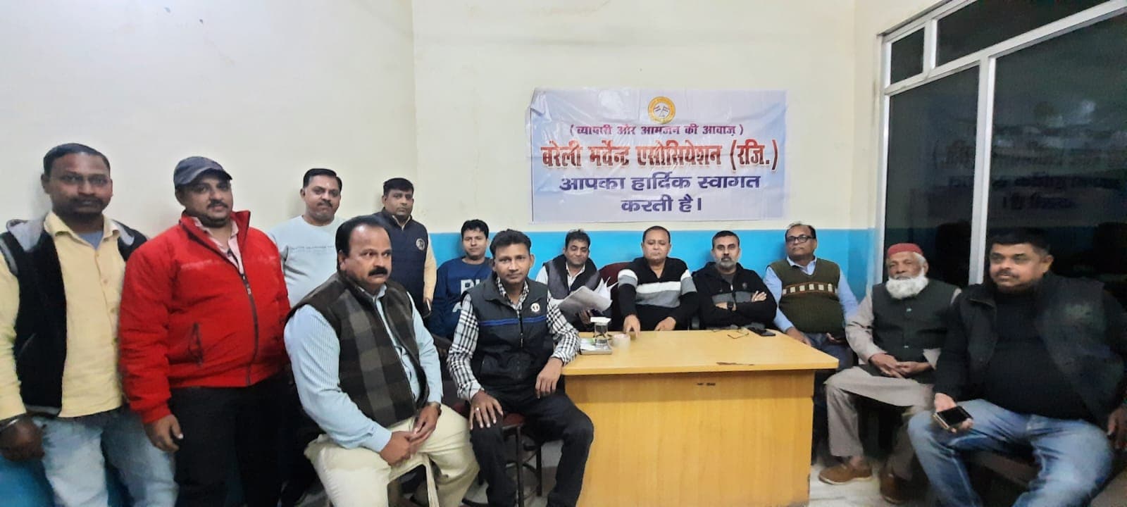 Bareilly News: जीएसटी टीम की छापेमारी से व्यापारी खौफजदा, पूर्व केंद्रीय मंत्री को सौंपा ज्ञापन